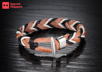 Браслет из шнурков