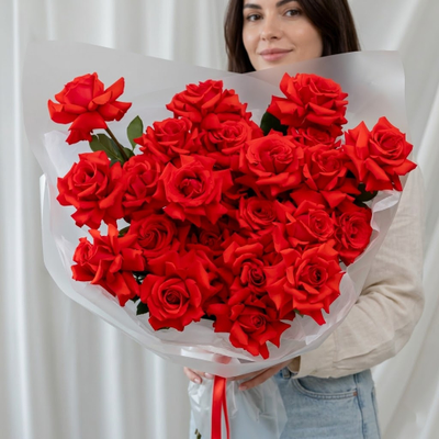 Букет из 25 алых французских роз