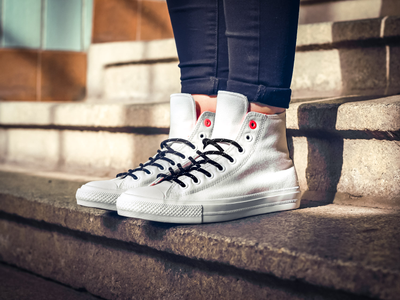 Кеды Converse Chuck II белые Canvas на ноге
