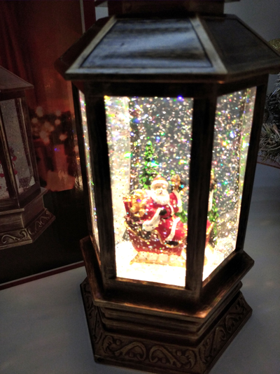 Музыкальный шестигранный фонарь со снегом и USB кабелем "Дед Мороз в санях с подарками", 30х14х14см