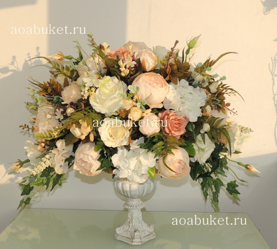 Уникальная композиция из искусственных цветов в вазе кубке № КВВ019/Дизайнерское украшение купить
