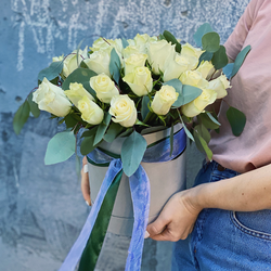 Шляпная коробка с 31 белой розой