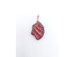 Кулон из винного янтаря