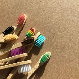 Зубная щетка Bamboobrush из бамбука с угольным напылением, биоразлагаемая, цвет в ассортименте