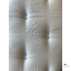 матрас NAPOLI  LAZIO Особенностью матраса  является наматрасник с эффектом памяти. Мгновенно подстраиваясь под положение вашего тела материал помогает полноценно расслабиться и лучше выспаться.