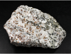 Хондродит в породе, необработанный образец, Россия, Каpелия (81*53*25 мм, 152 г) №38049