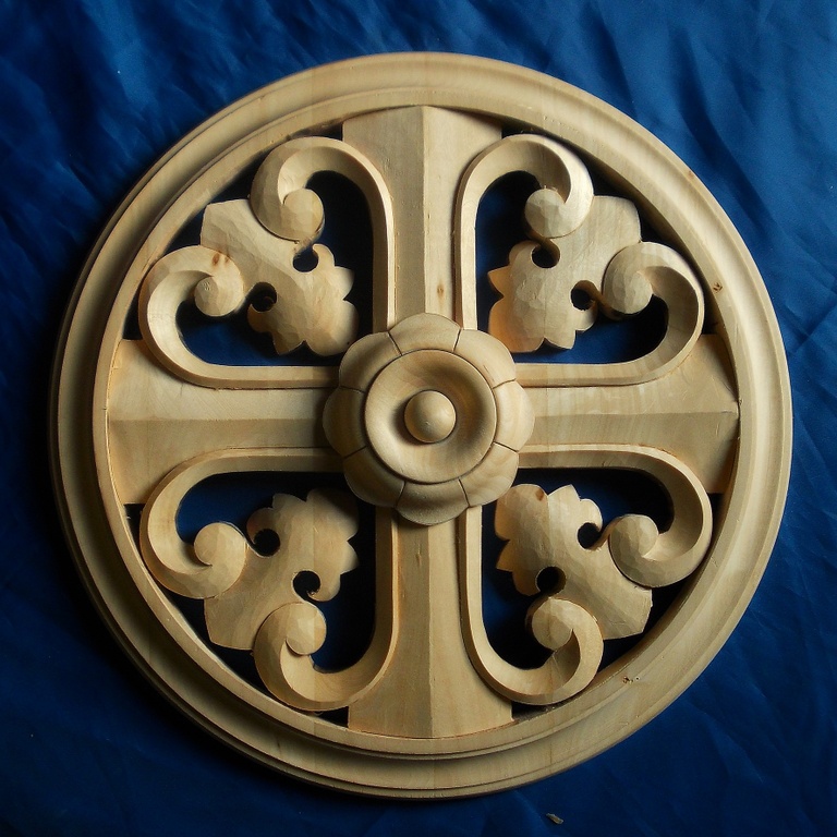 Деревянный крест с резной розеткой и орнаментом - один из элементов декора наших изделий