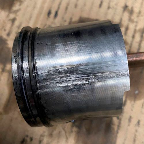 Клин лодочного мотора 5 лс. Задиры на поршне