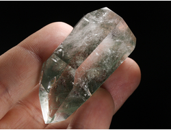 Кварц горный хрусталь с фантомами и хлоритом, кристалл полированный, Бразилия (52*29*25 мм, 52 г) №36859