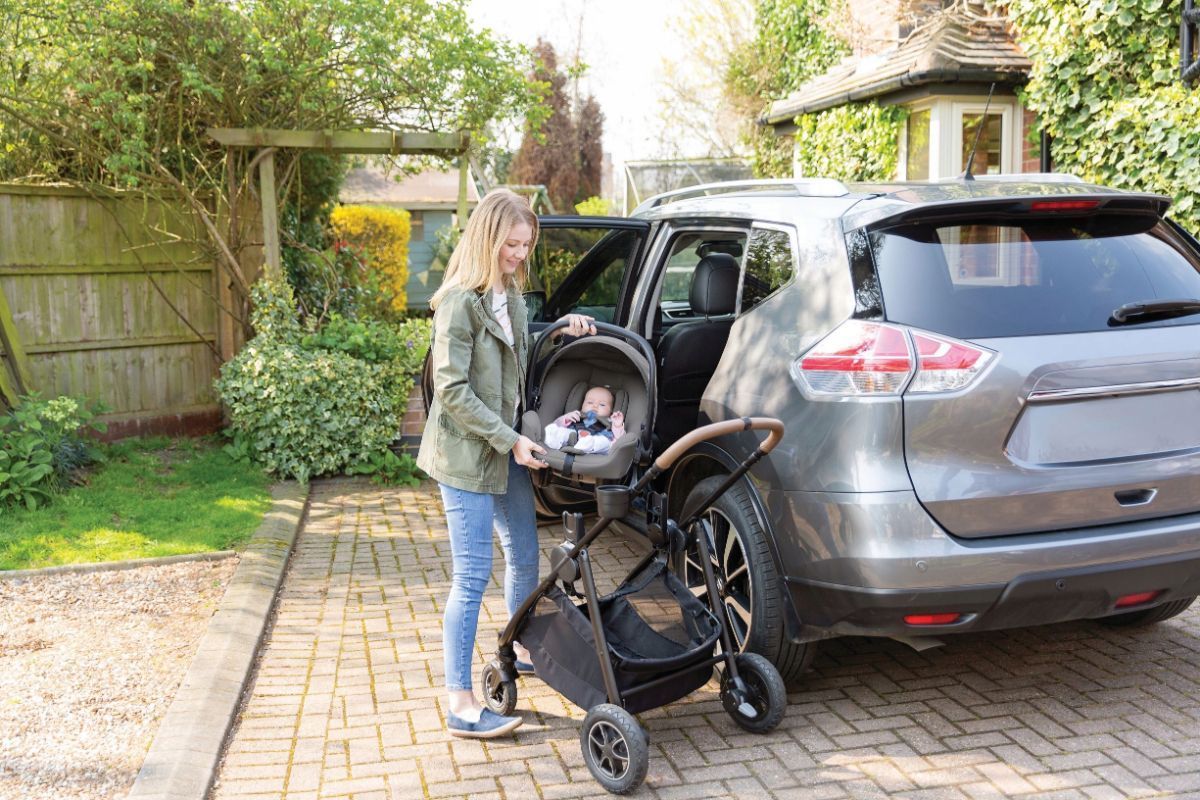 Автокресло Joie i-snug можно легко превратить в удобную систему путешествий Travel System 2 в 1.