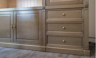 Библиотека модульная с лестницей, с открытой центральной частью.