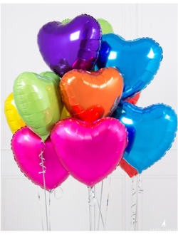 Одна дюжина радужных ярких сердец