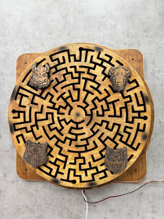 Round labyrinth with masks