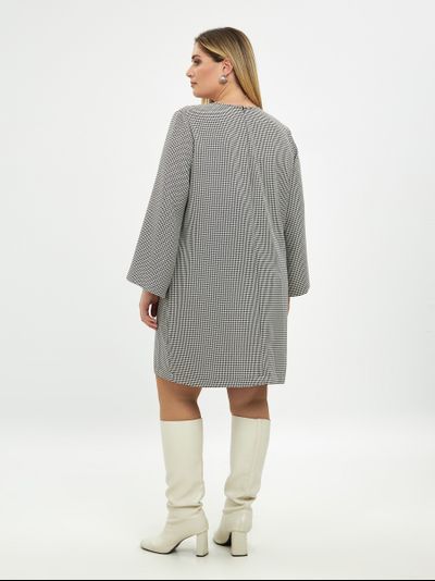 Платье-футляр с оригинальными рукавами