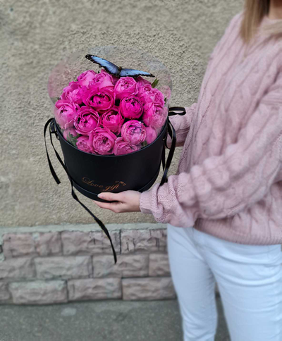 Букет пионовидных роз с большой бабочкой    "Весенний ветер" с тропической бабочкой №3