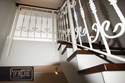 л-5/6. Лестница с металлическим ограждением. Поручень, ступени - массив ясеня