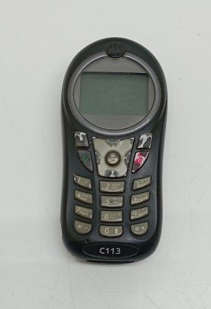 Неисправный телефон Motorola C113 (нет АКБ, включается, частично не работает клавиатура)