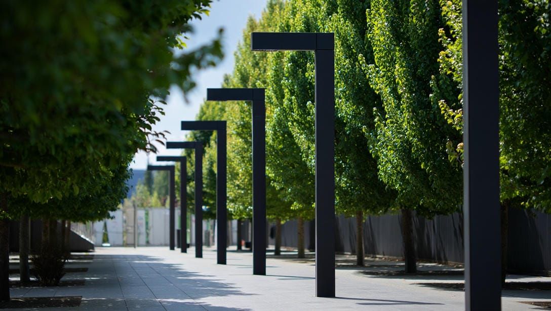 Минималистичные опоры наружного освещения типа торшер вдоль аллеи