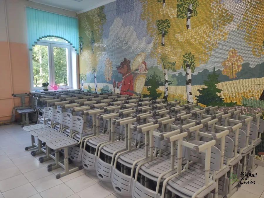 Поставка 745 пластиковых ученических стульев