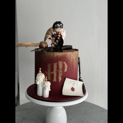 Торт Гарри Поттер со свечами и фигуркой