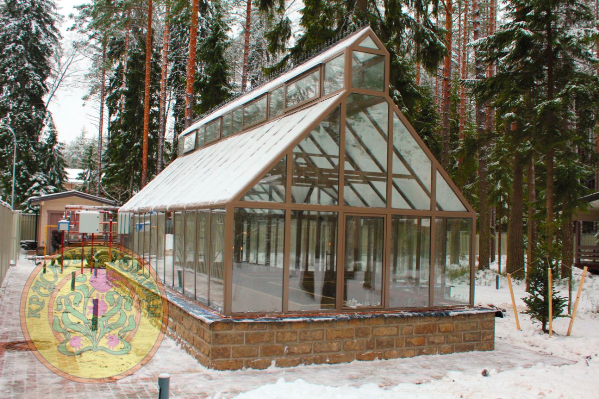 Английская теплица Йоркшир Сити Холл изготовлена из алюминиевого профиля и оснащена стеклопакетами. 