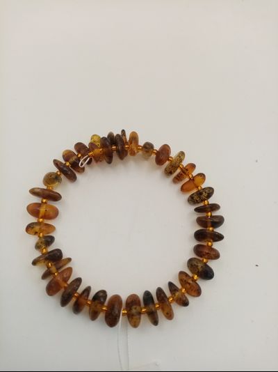 Браслет на пружине из янтаря,одинарный,безразмерный.
