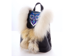 Рюкзак из натуральной кожи КРС, декорирован мехом полярного волка и вышивкой