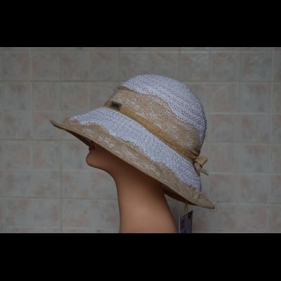 Шляпа с кружевными полями из коллекции женских головных уборов с кружевом