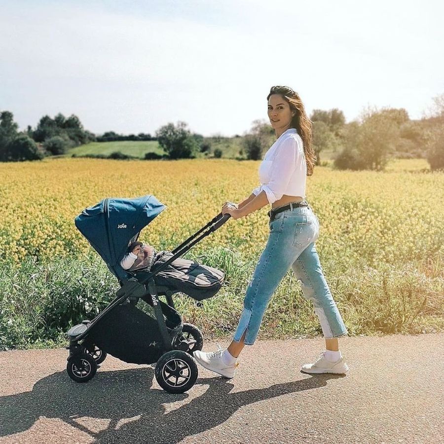 В комплект входит:  Joie versatrax коляска с реверсивным блоком  + автокресло