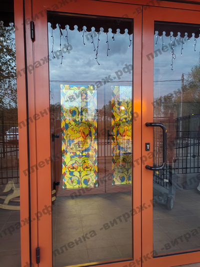 Витражная пленка, витражная пленка самоклеющаяся, пленочный витраж со старорусским рисунком в дверь