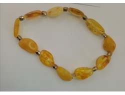 Браслет на резинке с бижутерией