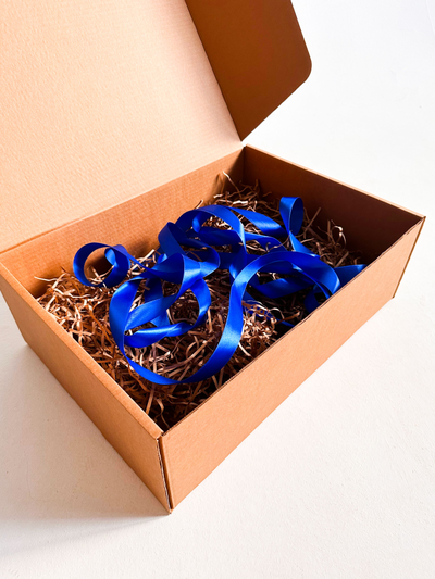 2 штуки - Подарочная коробка GILEV 44x32x15см с синей лентой и наполнителем крафт