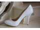 Белые свадебные туфли, кожаны,е классика, круглый мыс на высоком каблуке шпилька № 085-А301=А301
