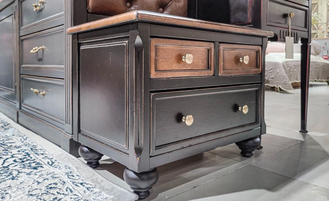 Вешалка узкая для прихожей с каретной стяжкой и нижней тумбой.