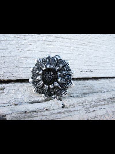 "Мерцание Ночи" - кольцо с серебристыми лепестками