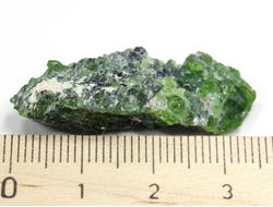 Хромдиопсид, необработанный "дикий" образец, Россия, Якутия (35*15*10 мм, 5,5 г) №28333