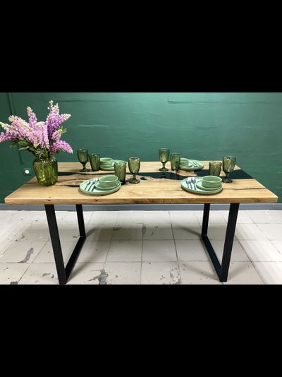 стол река с эпоксидной черной смолой из слэба карагача