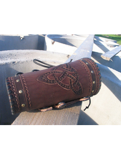 Наручи с ножом.