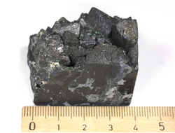 Магнетит, сросток кристаллов, Мурманская об-сть, Ковдор (40*35*33 мм, 116 г) №25934