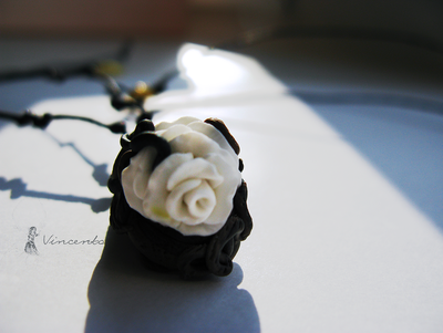 Зимняя Роза. Необычный кулон в виде розы из полимерной глины