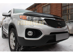 Защита радиатора KIA Sorento II 2009-2012 black верх с вырезом под логотип