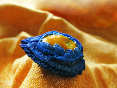 Яркая брошь с пёрышками "Волшебный персик"