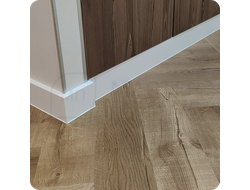 Плинтус ХДФ Dollken Cubu Flex Life 100мм Х 2,5 м Белый RAL 9003 в интерьере 7