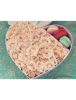 Коробочка сердце с розами и макарунами
