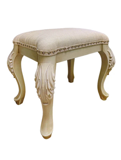 Пуф с мягким сиденьем на резных ножках.