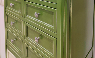 Зеленый аптекарский комод с 11 ящиками.