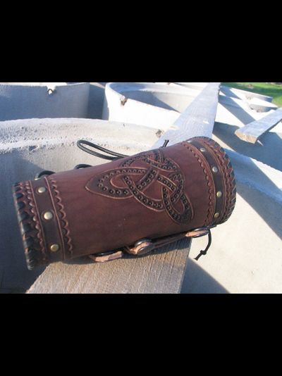 Наручи с ножом.