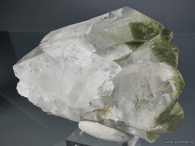 Горный хрусталь, "фаден - с белой полосой" с включениями хлорита. Северная Осетия. 68*44*20мм