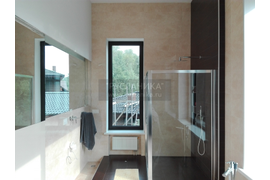 Окно в ванной комнате.