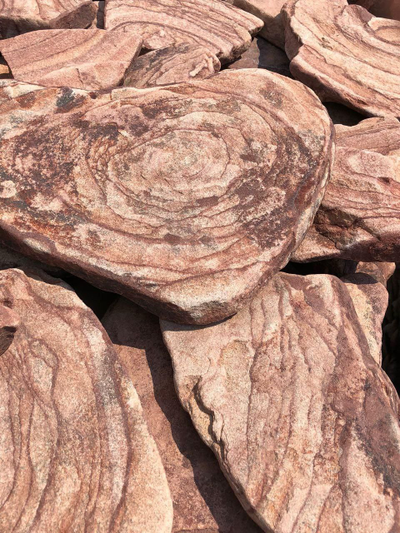 Камень плитняк малиновый галтованный